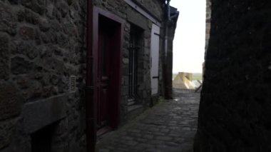 Mont-Saint-Michel, Fransa 'nın güzel yerlerinde bir yürüyüş turu yaşayın, ortaçağ sokaklarını, mimarisini ve nefes kesici manzaralarını sergileyin..