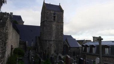 Mont-Saint-Michel Abbey, Fransa 'da bulunan ve tarihi ve dingin mimarinin sergilendiği eşsiz bir mezarlık manzarası..