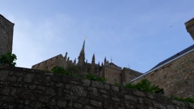 Fransa 'nın Mont-Saint-Michel manastırındaki antik taş binaların güzel cephelerinde ortaçağ işçiliği ve tarihi cazibe sergileniyor..