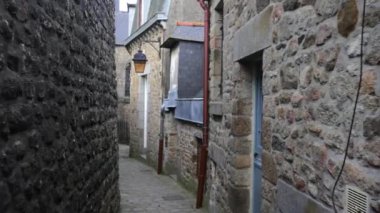 Fransa 'nın Mont-Saint-Michel şehrinde tarihi binalar ve eşsiz bir ortaçağ atmosferinin bulunduğu dar ve büyüleyici caddelerde bir yürüyüş..