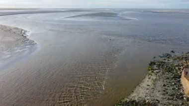Arka planda tarihi Mont-Saint-Michel ile tek başına bir yüzücü okyanusta kürek çekiyor.. 