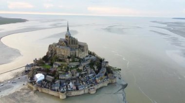Fransa 'nın Normandiya şehrinde küçük bir adada bulunan tarihi mimarisi olan ikonik Mont Saint-Michel' in hava manzarası.. 