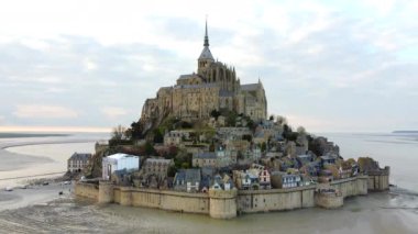 Mont Saint-Michel, Fransa 'nın Normandiya kentindeki tarihi bir manastır ve ortaçağ köyü, manzaralı gelgit sularıyla çevrili..