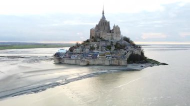 Mont Saint-Michel Manastırı ve ortaçağ köyü alçak gelgit sırasında ortaya çıkarıldı ve eşsiz manzarası ve mimarisi gözler önüne serildi.. 