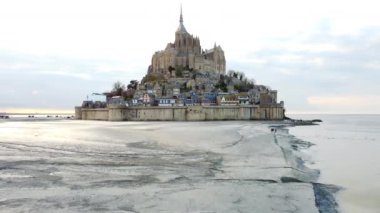 Turistler, Mont Saint-Michel 'i çevreleyen muazzam gel-git kumlarını keşfederek, eşsiz kıyı manzaralarını ön plana çıkarıyorlar.. 