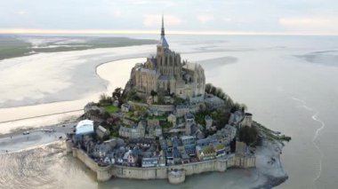 Havadan bakıldığında, tarihi Mont Saint-Michel manastırı ve çevresindeki ortaçağ köyü, okyanusla çevrili, yüksek gelgitli..