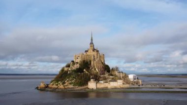 Mont Saint-Michel Manastırı gelgit sularıyla çevrili, ortaçağ mimarisi ve doğal güzelliğin çarpıcı karışımını sergiliyor.. 