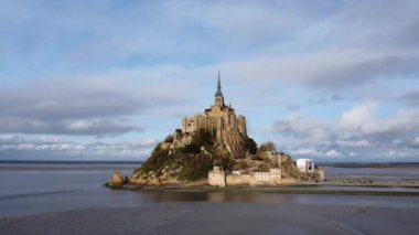 Fransa 'da gelgit adasında yer alan tarihi Mont Saint-Michel manastırı eşsiz ortaçağ mimarisini sergiliyor.. 