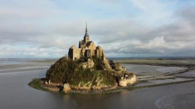 İkonik Mont Saint-Michel 'in hava manzarası ve çevresindeki gelgit düzlükleri doğal manzarayı gösteriyor.. 