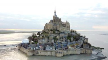 Mont Saint-Michel adasını ve tarihi manastırını gösteren hava manzarası eşsiz ortaçağ mimarisini vurguluyor..