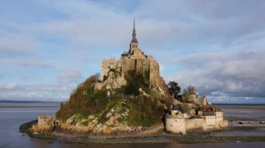 Mont Saint-Michel, Fransa 'da gelgit suları ve ortaçağ cazibesiyle çevrili çarpıcı bir manastırı olan tarihi bir ada.