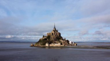 Fransa 'da gelgit adasında bulunan tarihi Mont Saint-Michel manastırı çarpıcı mimarisi ve manzarası ile tanınıyor..