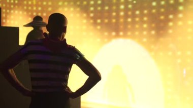 Bir sanatçı sahneye çıkmadan önce sahne arkasında zihinsel ve fiziksel olarak hazırlanıyor..