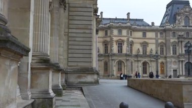 Paris mi? Fransa 11.24.2023 Paris 'teki Louvre Müzesi' nin avlusunda mimari detaylar ve tarihi Fransız işçiliğini gözler önüne seren süslemeler seriliyor..