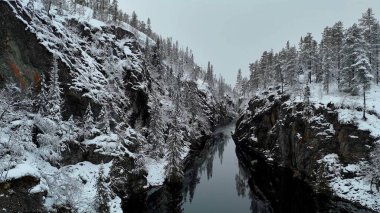 Karlı uçurumlar, akan bir nehir ve karla kaplı ağaçlar arasındaki sakin bir kış tünelinin insansız hava aracı görüntüleri Kuzey Norveç 'in peri masalı güzelliğini yakalıyor..