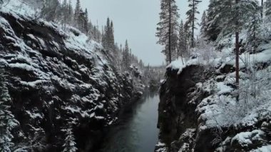 Serin bir nehrin üzerinde uzanan karlı bir kaya tünelinin çarpıcı manzarası Norveç 'in destansı kış güzelliğini ve engebeli manzarasını yakalıyor.