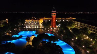 Türkiye 'nin Antalya kentindeki Venedik Sarayı Oteli' nin etkileyici bir hava manzarası, geniş lüks sahaları ve huzurlu tasarımı vurguluyor.. 