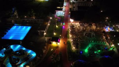 Türkiye 'nin Antalya kentindeki Venecia Palace Hotel bölgesinin büyüleyici hava manzarası, lüks tasarımı ve geniş arazilerini gözler önüne seriyor.. 