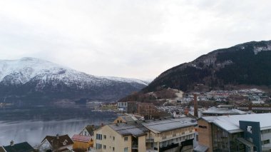 Norveç, Sogndal 'ın kış cazibesini keşfedin. Karlı dağları, sakin fiyortları ve tuhaf kasaba manzarasıyla.. 