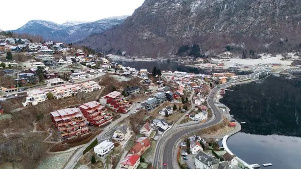 Norveç 'in Sogndal kentinin manzaralı manzarası. Yamaçta renkli evler, sakin bir fiyort ve kış cazibesi..