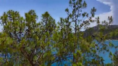 Türkiye 'nin Antalya kentinde sakin bir kıyı şeridi, berrak mavi bir deniz ve doğal güzelliğe sahip, rahatlama ve keşif için mükemmel bir yer.. 