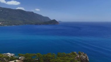 Türkiye 'nin Antalya kentindeki büyüleyici kayalık kıyı şeridi, gür bir çam ormanı ve canlı mavi bir denizle çevrili, doğal güzellikleri gözler önüne seriyor.
