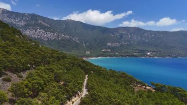 Türkiye 'nin Antalya kentindeki canlı bir mavi koy dramatik bir dağlık kıyı şeridiyle çevrili nefes kesici Akdeniz güzelliği sergiliyor..