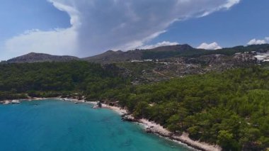 Türkiye 'nin Antalya kentinde nefes kesici bir turkuaz körfez. Ormanlık tepeler ve engebeli kayalık kıyılarla çevrili, doğal güzellikleri gözler önüne seriyor.