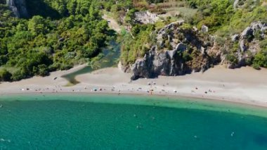 Türkiye 'deki Luny Beach' in sersemletici hava görüntüleri, turkuaz sular, kayalık dağ manzaraları ve doğal dinginlik