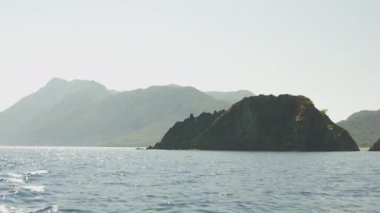 Türkiye 'nin Kemer kentindeki bir yattan çekilen güzel dağların ve manzaralı bir adanın nefes kesici manzarası.