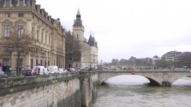 Paris, Fransa 7 Aralık 2024 Tarihi Conciergerie ve Seine Nehri boyunca uzanan zarif bir köprü.. 