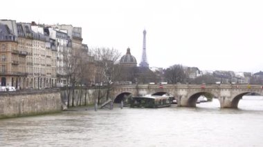 Eyfel Kulesi 'nin manzarası ve Seine Nehri' ni kaplayan Paris köprüsü ikonik simgeler ve ebedi cazibe..