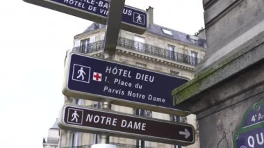 Paris 'in tarihi caddelerinin ortasına kurulmuş Notre Dame Katedrali' ne ziyaretçileri yönlendiren kırsal yön işaretleri.. 