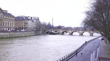 Paris, Fransa 7 Aralık 2024 Eyfel Kulesi ve tarihi bir köprünün yer aldığı Paris nehir kıyısının çarpıcı manzarası ikonik simgeler ve cazibe sergiliyor..