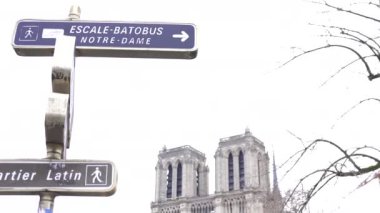 Paris 'teki sokak tabelaları Notre Dame Katedrali ve Batobus nehir taşımacılığı ziyaretçilerini yönlendiriyor, konforu tarihi cazibeyle harmanlıyor..