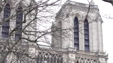 Paris 'teki Notre Dame Katedrali' nin yakınlarında duran klasik bir sokak lambası, restorasyon çalışmalarının sürdüğünü vurguluyor..