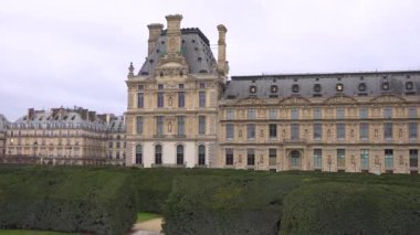 Paris 'in manzaralı bahçelerinde tarihi Louvre Sarayı' nın yanında kültürle eğlenceyi harmanlayan bir dönme dolap duruyor.. 