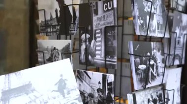 Paris, Fransa 12.20.2024 Bir rafta sergilenen siyah beyaz kart koleksiyonu, nostaljik sahneler ve zamansız sanatsal cazibe. 