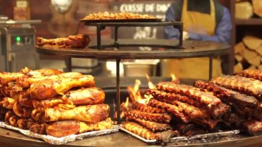 Barbekü tezgahında ızgara pirzola ve domuz rostosu sergilenecek, cızırtılı ve taze servis etmeye hazır..