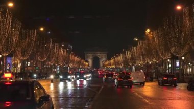 Paris, Fransa 12.20.2024 The Champs-Elysees, Paris 'teki ikonik Zafer Takı' na götüren gece neşeli Noel ışıklarıyla aydınlandı.. 