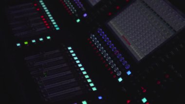 Gelişmiş müzik üretimi ve ses mühendisliği için çoklu dijital ekran, kaydırma ve düğme içeren profesyonel ses karıştırma konsolu. 