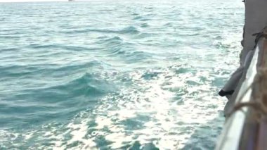 Bir gemi hareketi sırasında oluşan deniz dalgaları dinamik sıçramaları, çalkantılı suyu ve muazzam okyanus gücünü gösteriyor.. 