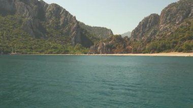 Hindi dağlarında yuva yapmış Idyllic kumlu plajı, çarpıcı sahil manzaralı bir yattan ele geçirildi.