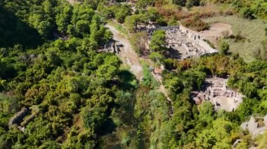 Türkiye 'de dramatik bir dağ geçidinde yuva yapmış antik şehir kalıntılarının havadan görünüşü, tarihi mimari ve çarpıcı manzaraları gözler önüne seriyor.. 