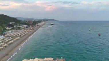 Türkiye 'de sakin bir sahilin nefes kesici manzarası, kristal berrak bir deniz ve doğal güzelliklerle çevrili pitoresk bir iskele, rahatlama ve huzurlu kıyı kaçışları için mükemmel.. 