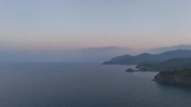 Etrafı el değmemiş doğa ile çevrili görkemli dağlarla çevrili bir otelin büyüleyici insansız hava aracı görüntüsü gezginlere huzur ve nefes kesici manzaralar sunuyor..