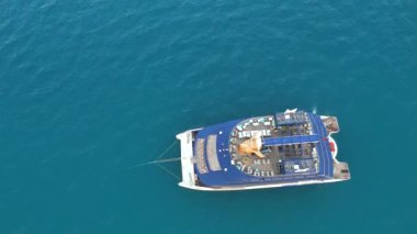 Akşamları güzel bir yata yaklaşan büyüleyici bir dron görüntüsü Antalya yakınlarındaki sakin Akdeniz üzerinde sakin sahil zarafeti ve alacakaranlık güzelliği sergiliyor..