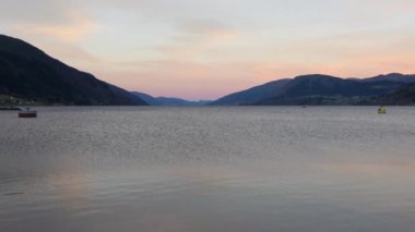 Nordfjord, Norveç 'in göz kamaştırıcı panoramik manzarası, görkemli dağlar, sakin bir koy ve doğal dinginlikte manzaralı bir set.. 