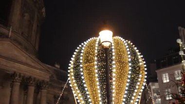 Paris, Fransa 'daki Notre-Dame de Assumption Kilisesi' nin parıldayan cephesi 11 Aralık 2022 'de gece ele geçirildi.. 