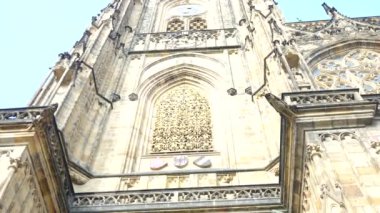 Prag, Çek Cumhuriyeti 02.02.2025 Prag 'daki St. Vitus Katedrali' nin çarpıcı cephesinde karmaşık taş oymalar, yüksek kuleler ve tarihi mimari ayrıntılar yer alıyor.. 
